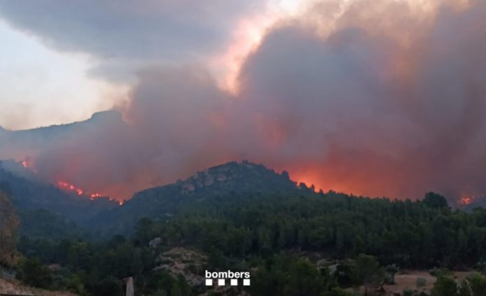 El incendio de Cataluña, en España, obliga a confinar a 18.000 vecinos y afecta casi a 3.000 hectáreas