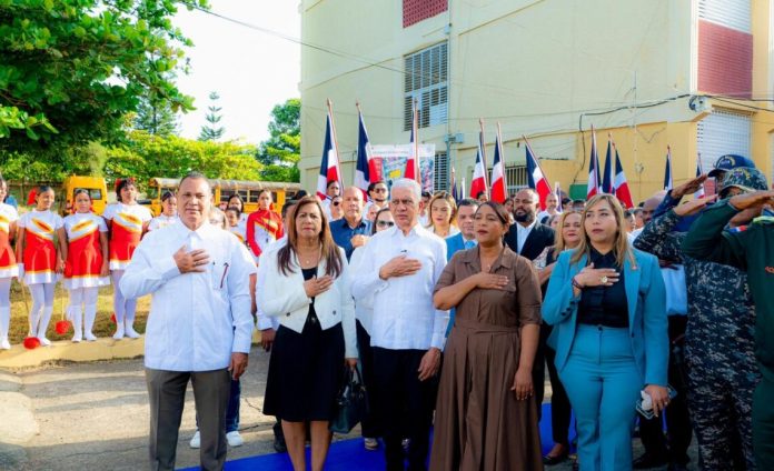 De-los-Santos-en-escuela-1140x694-1