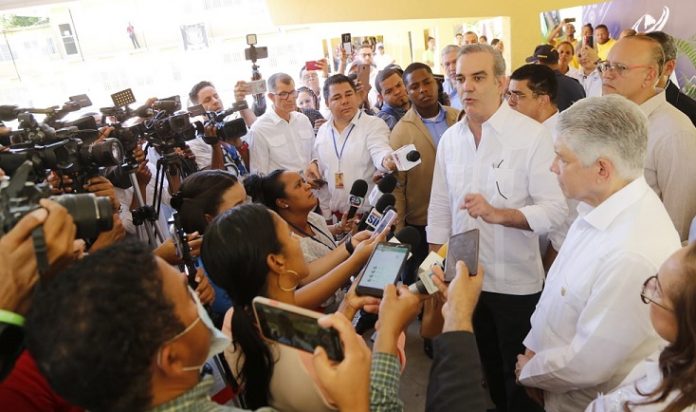 El-presidente-Abinader-mientras-conversaba-con-periodistas-al-mediodia-de-este-sabado-en-Santiago