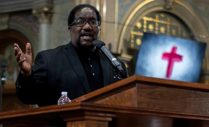 El-reverendo-Marshall-Elijah-Hatch-pastor-principal-de-la-Iglesia-Bautista-Misionera-New-Mount-Pilgrim-1140x694-1