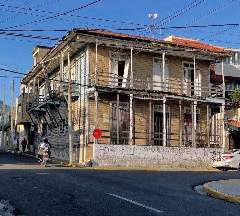 Casa victoriana a punto de colapsar es peligro inminente para ciudadanos en Puerto Plata