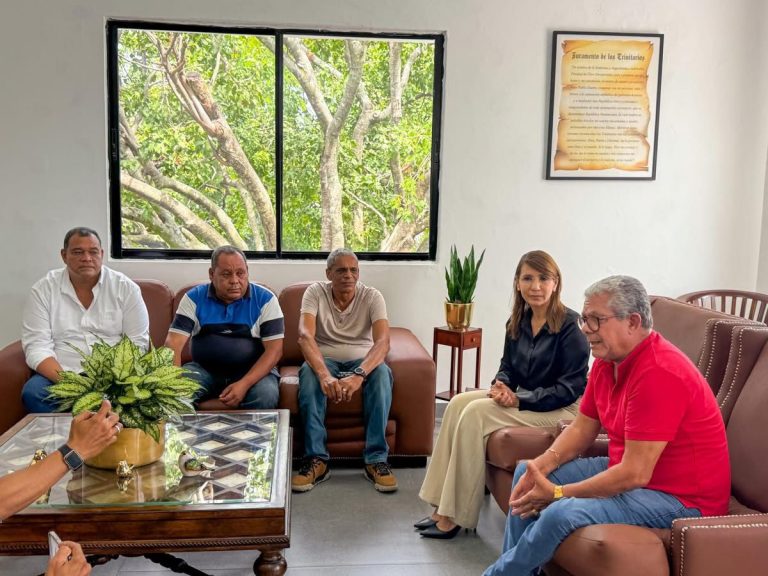 Gobernadora Claritza Rochtte media con éxito en suspensión de protesta frente al INTRANT en Puerto Plata