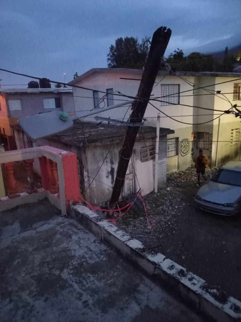 Emergencia en Playa Oeste por poste eléctrico a punto de colapsar