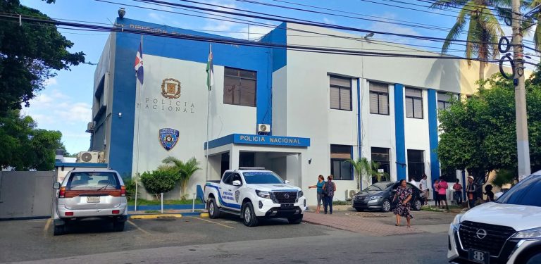 Policía apresa 3 sujetos en Sosúa y Cabarete por posesión de droga, amenaza de muerte y robo