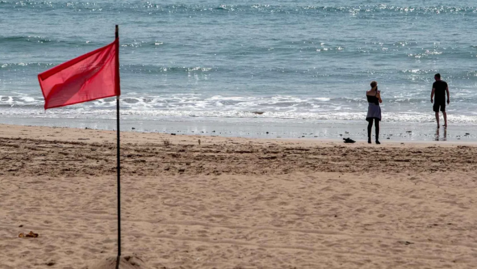 bandera roja playa