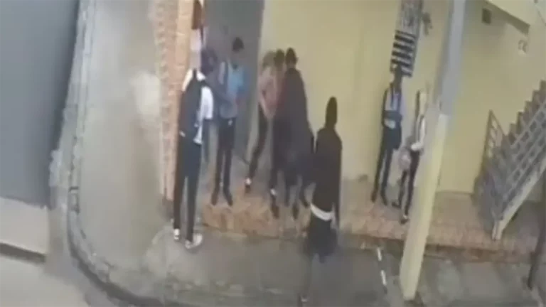 Video | Delincuentes asaltan a dos estudiantes mientras esperaban transporte escolar en Higüey