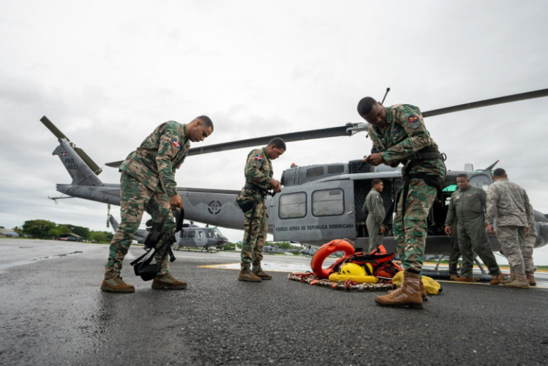Defensa activa unidades especiales, helicópteros y aeronaves para rescate por tormenta Melissa