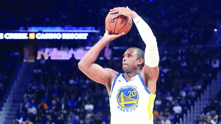 Los Warriors rodean a Curry con figuras añejas