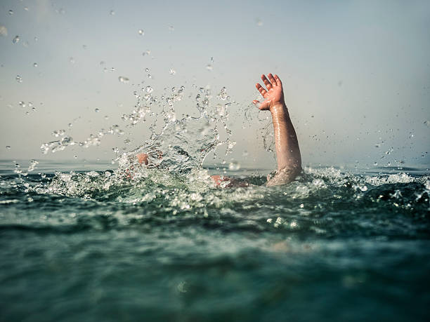 Rescatan a joven en Playa El Tablón de Sosúa pese a advertencia de bandera roja