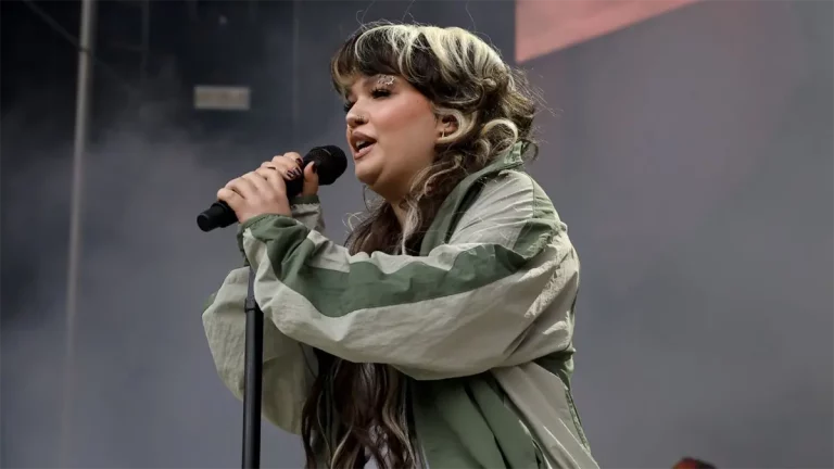 Lola Young cancela conciertos tras desmayarse en una actuación