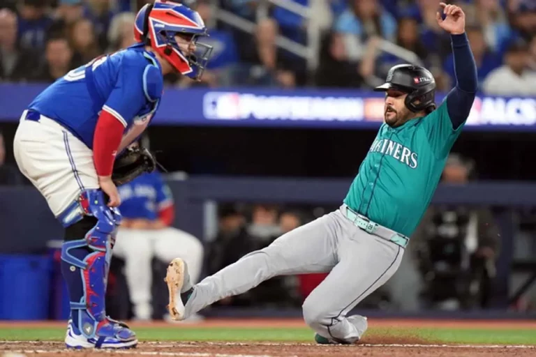Los Marineros aplastan a los Azulejos y quedan a un paso de la Serie Mundial