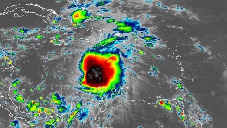 Melissa sigue sin moverse y ganando fuerza dejando intensas lluvias sobre RD