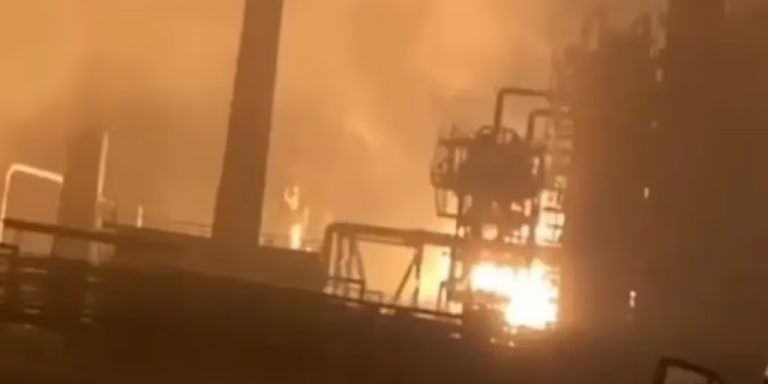 Ucrania bombardeó una refinería de petróleo de Riazán y un depósito de municiones en la región fronteriza de Bélgorod