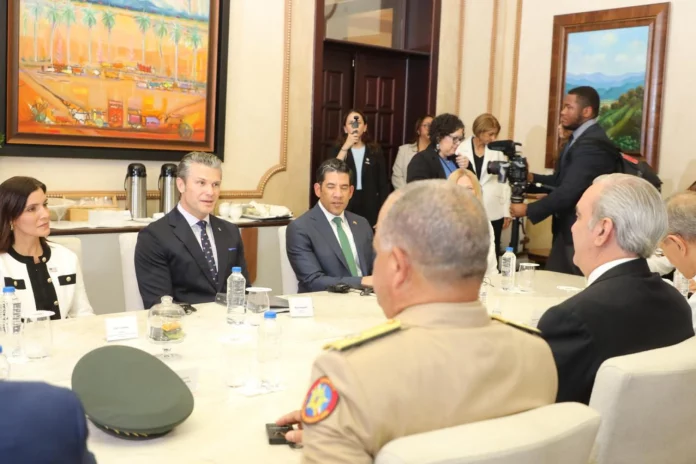 Delegacion-con-el-secretario-de-Guerra-