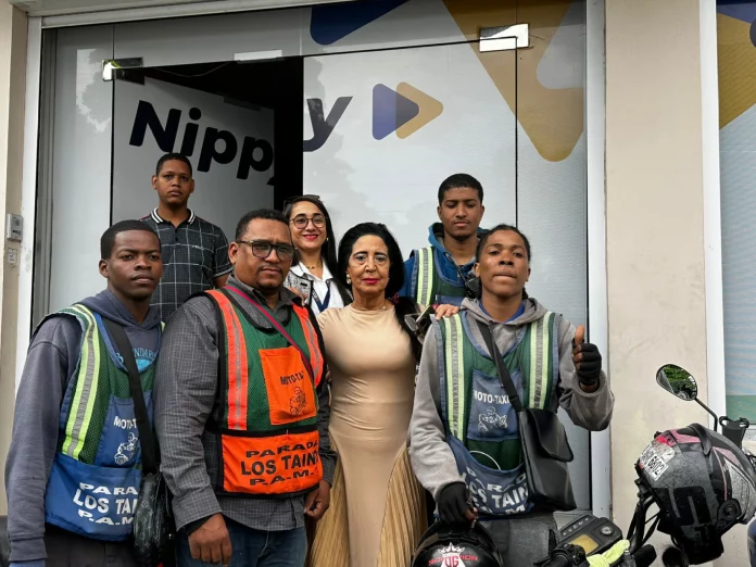 Margarita-Rodriguez-junto-a-motoconchistas