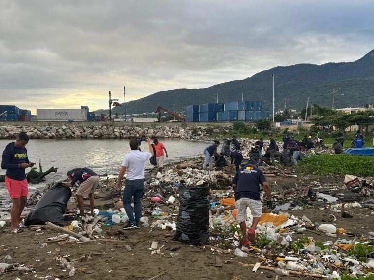 MITUR ejecuta jornada de recolección de residuos plásticos en los sectores Nuevo Renacer y Playa Oeste