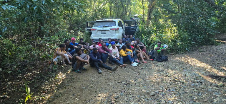 Ejército detiene 30 indocumentados haitianos en tres vehículos en Monción, Santiago Rodríguez