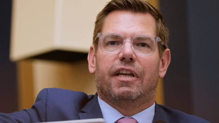 Fiscal del juicio político contra Trump anuncia su candidatura a gobernador de California