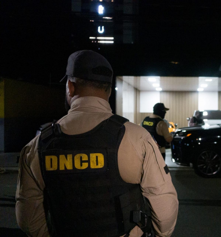 DNCD arresta en Santiago a reconocido microtraficante con drogas, armas y dinero en efectivo durante allanamiento en Puñal