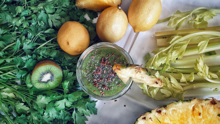 El licuado de 3 ingredientes que pone fin al estreñimiento crónico