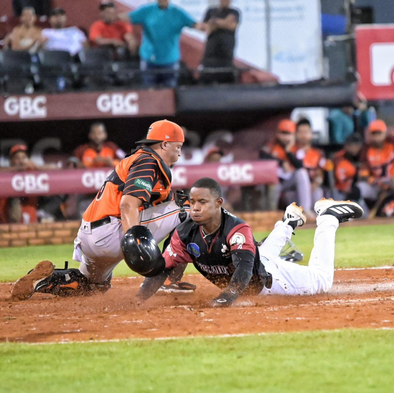 Gigantes descargan 14 carreras, con ocho hits entre Rojas y Paulino