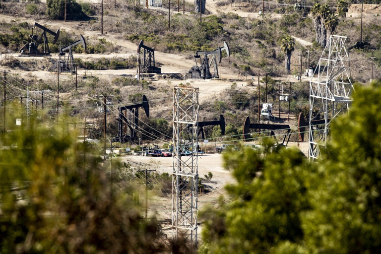 El petróleo de Texas cae un 2 %, con el mercado pendiente del plan de paz en Ucrania