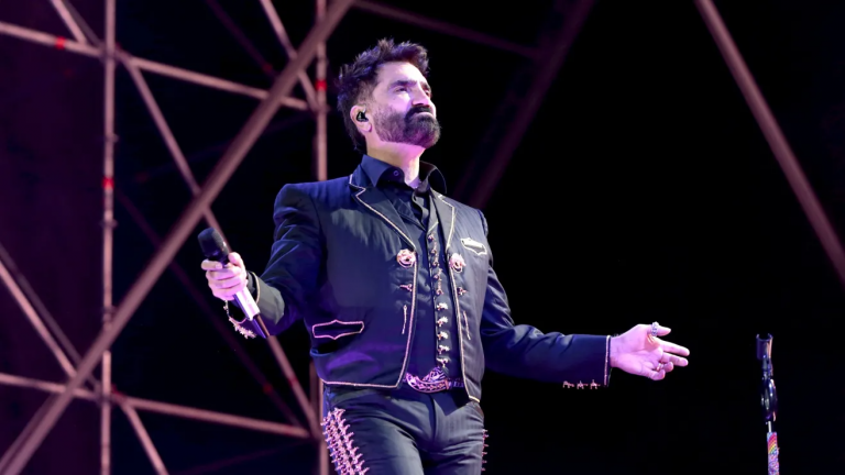 Alejandro Fernández desata polémica tras ser captado en mal estado durante concierto