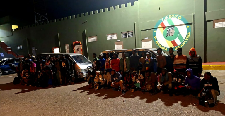Ejército intercepta dos vehículos con 55 ciudadanos haitianos indocumentados en San Juan de la Maguana