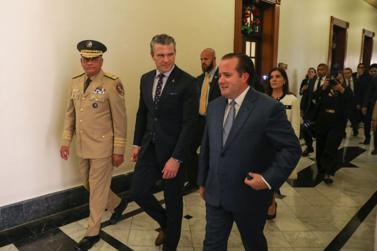 Presidente Abinader recibe al secretario de Defensa de EEUU, Pete Hegseth en el Palacio Nacional