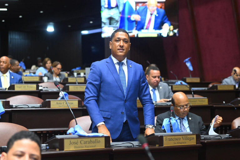 Diputado Francisco Villegas somete proyecto de ley para afiliación obligatoria de servidores públicos al SENASA