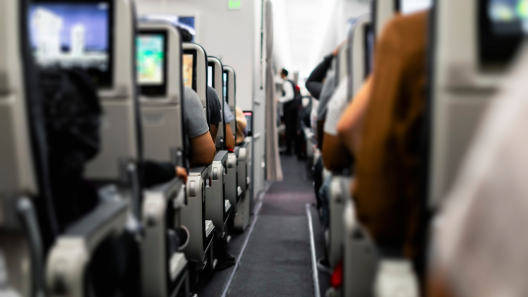 ¿Por qué pueden bajarte de un avión y cuáles son tus derechos como pasajero?