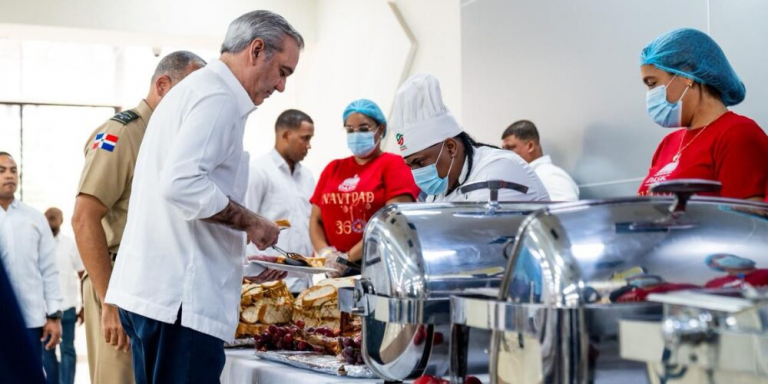 Presidente Abinader comparte almuerzo navideño con miembros de las Fuerzas Armadas