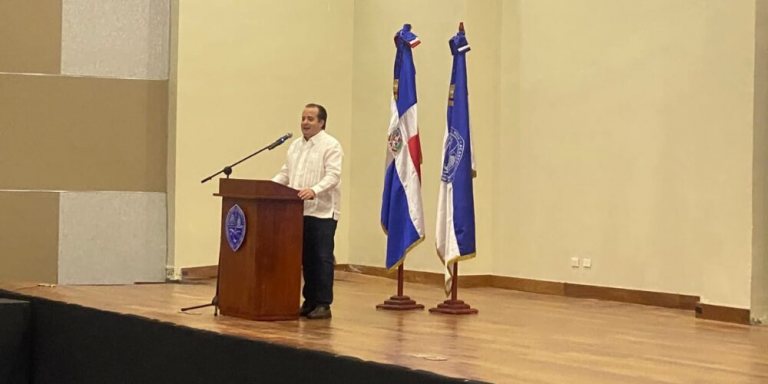 Paliza aborda el liderazgo político durante disertación magistral en UASD-Azua