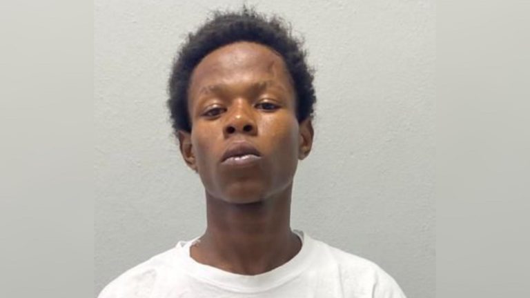 Hombre fallece tras ataque en Palm Village; Policía tiene identificados a los presuntos agresores