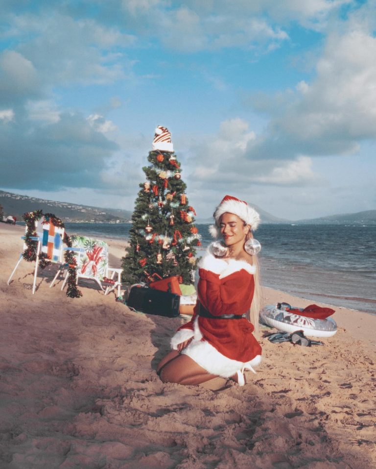 Karol G lista para celebrar Navidad: enciende las redes con nuevas fotografías