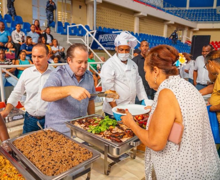 Llegó a Puerto Plata "La Brisita Navideña" con almuerzo colectivo para cientos de personas