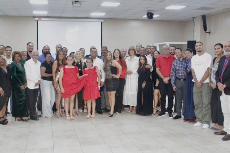 Medios Miavisión y King Radio 93.3 FM realizan en Puerto Plata cena y rifa navideña a sus colaboradores
