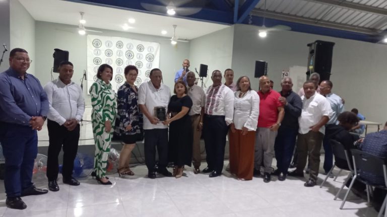 Reconocen locutor y periodista Santiago Lozano por su trayectoria de más de 64 años en la comunicación