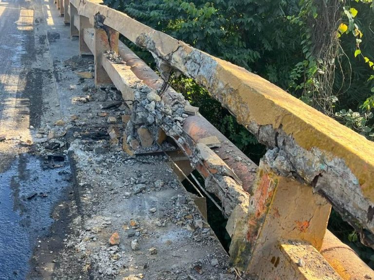 Camión rompe baranda puente sobre el río San Marcos en la misma entrada a Puerto Plata