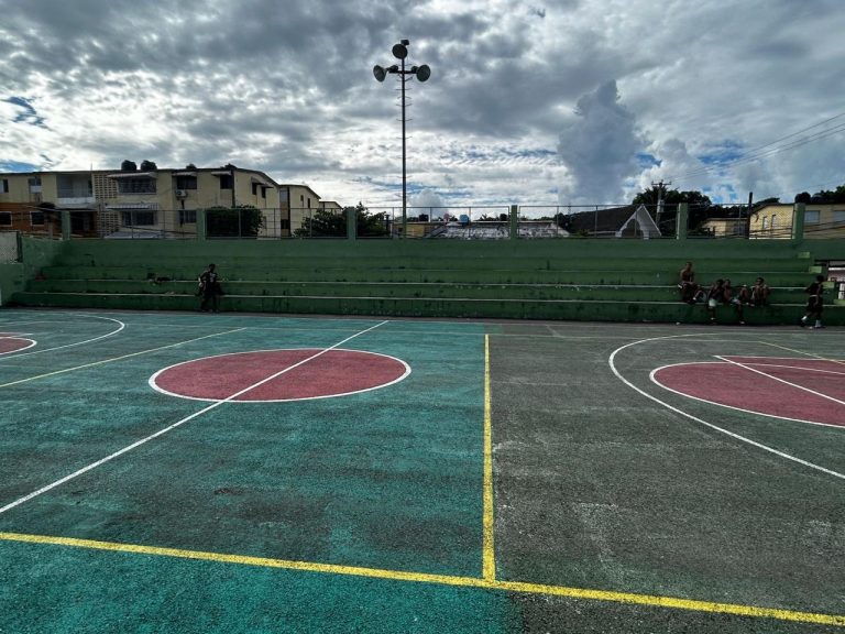 Cancha de La Unión en Sosúa luce abandonada; comunidad pide intervención urgente