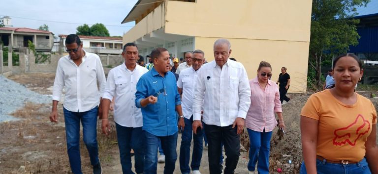 Ministro Administrativo, Andrés Bautista y el director de Infraestructura Escolar, Roberto Herrera realizan recorrido de supervisión por varios planteles de la provincia Espaillat
