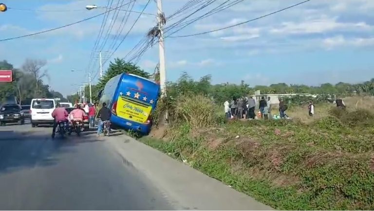 Autobús de Caribe Tours se desliza y colisiona con vehículo en la Autopista Duarte, en Valverde