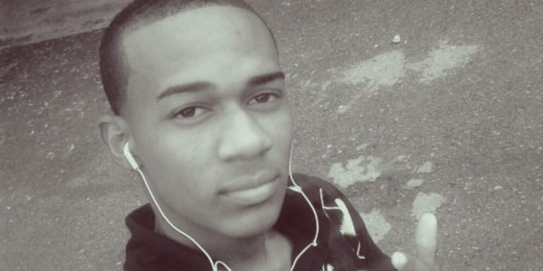 Dos muertos y un herido en accidente entre camión y motocicleta en Azua