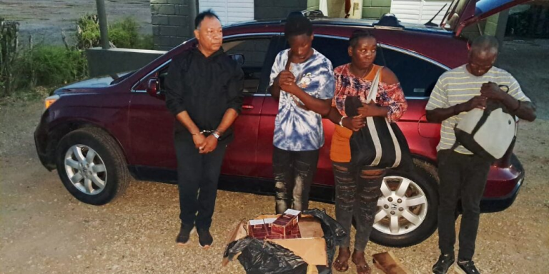 Detienen hombre que transportaba indocumentados y cigarrillos ilícitos en Montecristi