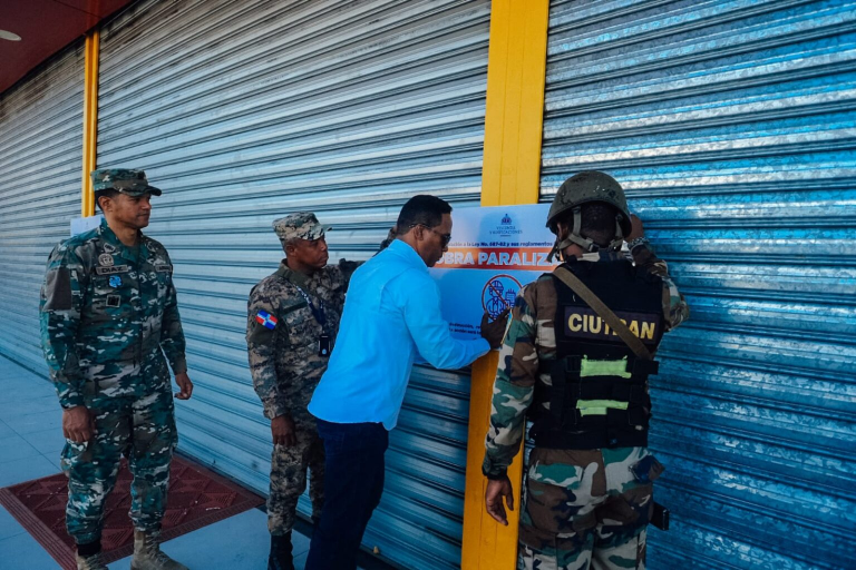 MIVED paraliza operaciones de varias  plazas comerciales en Santiago