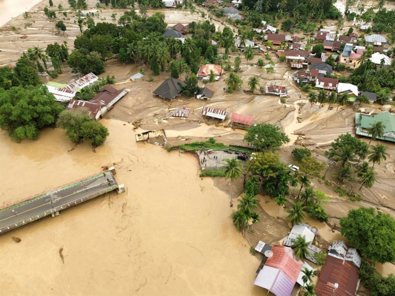 Más de 700 fallecidos por las inundaciones en Indonesia, con más de 500 desaparecidos