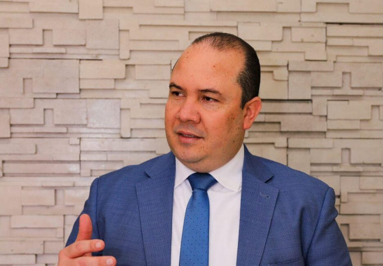 Politólogo advierte que América Latina puede quedar "atrapada" en la rivalidad entre China y EE.UU.