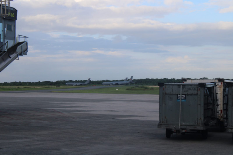 Las tropas militares de EE. UU. instalan un compamento en el AILA