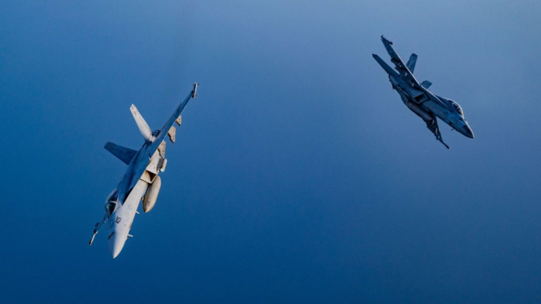 Dos aviones de combate estadounidenses sobrevuelan en espacio aéreo venezolano