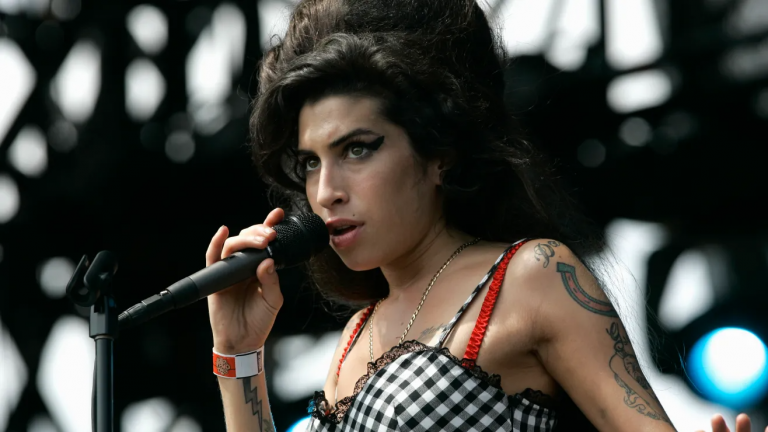 Padre de Amy Winehouse demanda a dos amigas de la cantante por subastar objetos sin su permiso